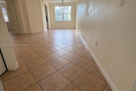 Condominio en alquiler en Doral, Florida, 4 dormitorios, 176.14 m2 № 2075016 - foto 2