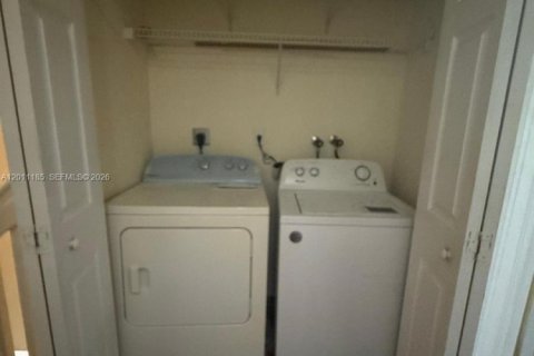Condominio en alquiler en Doral, Florida, 4 dormitorios, 176.14 m2 № 2075016 - foto 14