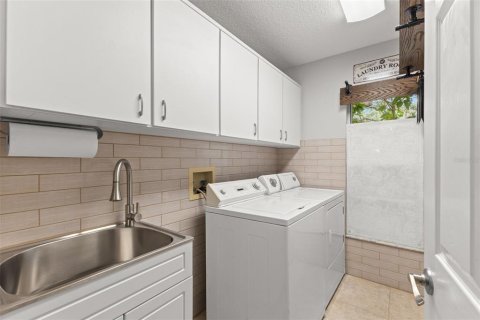 House in New Port Richey, Florida 3 bedrooms, 219.99 sq.m. № 2116184 - photo 29