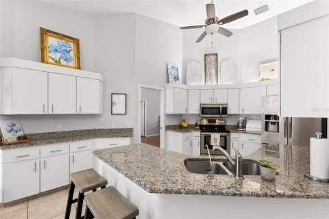 House in New Port Richey, Florida 3 bedrooms, 219.99 sq.m. № 2116184 - photo 8