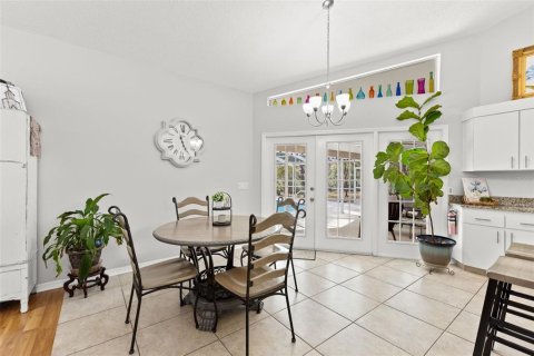 House in New Port Richey, Florida 3 bedrooms, 219.99 sq.m. № 2116184 - photo 17