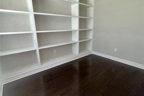 House in Tampa, Florida 5 bedrooms, 241.36 sq.m. № 1837069 - photo 5