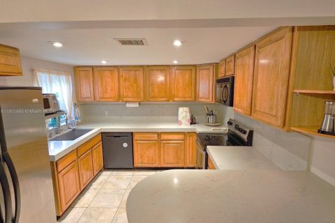 Casa en venta en Hollywood, Florida, 3 dormitorios, 205.96 m2 № 1954955 - foto 1