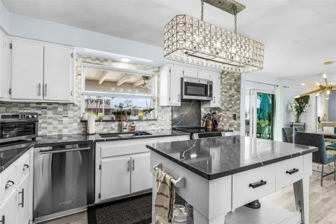 House in Cape Coral, Florida 2 bedrooms № 1971855 - photo 7