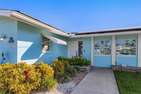 House in Cape Coral, Florida 2 bedrooms № 1971855 - photo 5