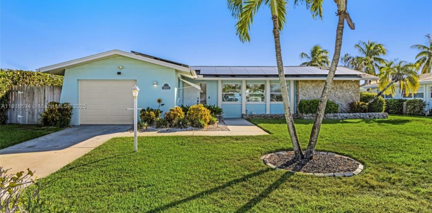 House in Cape Coral, Florida 2 bedrooms № 1971855