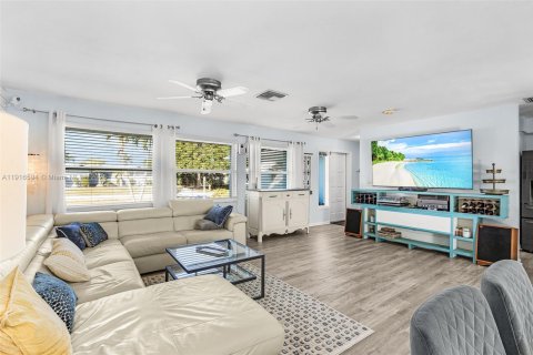 House in Cape Coral, Florida 2 bedrooms № 1971855 - photo 6