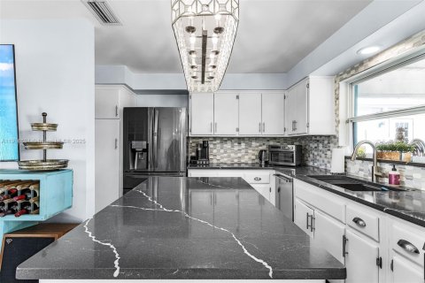 House in Cape Coral, Florida 2 bedrooms № 1971855 - photo 9