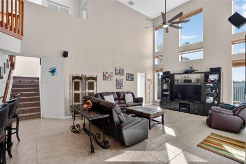 House in Miramar, Florida 5 bedrooms, 344.39 sq.m. № 2042277 - photo 17