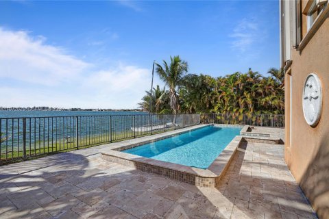 House in Miramar, Florida 5 bedrooms, 344.39 sq.m. № 2042277 - photo 11