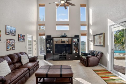 House in Miramar, Florida 5 bedrooms, 344.39 sq.m. № 2042277 - photo 16