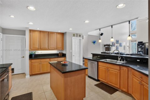 House in Miramar, Florida 5 bedrooms, 344.39 sq.m. № 2042277 - photo 24