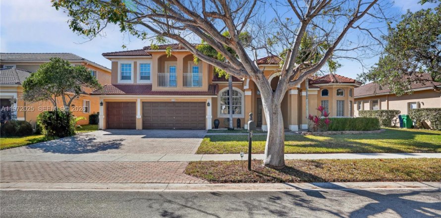 House in Miramar, Florida 5 bedrooms, 344.39 sq.m. № 2042277