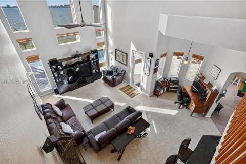 House in Miramar, Florida 5 bedrooms, 344.39 sq.m. № 2042277 - photo 15