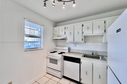 Condo in Hallandale Beach, Florida, 1 bedroom  № 1887565 - photo 4