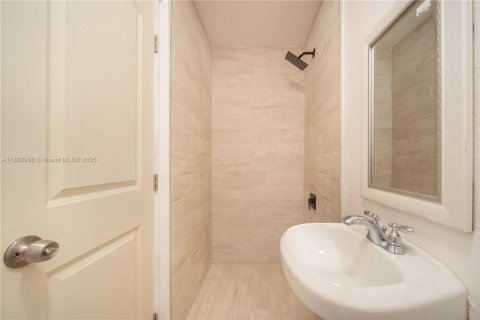 Villa ou maison à louer à Miami, Floride: 2 chambres, 74.32 m2 № 1946706 - photo 11