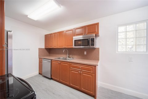 Villa ou maison à louer à Miami, Floride: 2 chambres, 74.32 m2 № 1946706 - photo 3
