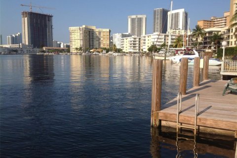 Condominio en venta en Hallandale Beach, Florida, 1 dormitorio, 71.53 m2 № 869235 - foto 1