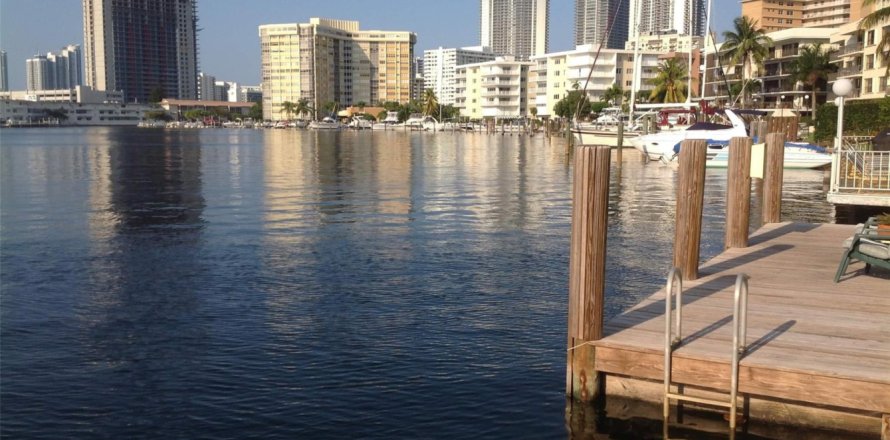 Condominio en Hallandale Beach, Florida, 1 dormitorio  № 869235