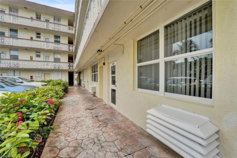 Condo in Hallandale Beach, Florida, 2 bedrooms  № 2050163 - photo 13