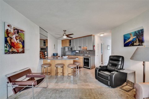 Condo in Hallandale Beach, Florida, 2 bedrooms  № 2050163 - photo 5