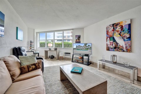 Condo in Hallandale Beach, Florida, 2 bedrooms  № 2050163 - photo 12