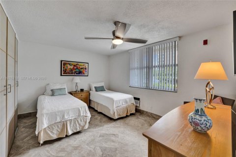 Condo in Hallandale Beach, Florida, 2 bedrooms  № 2050163 - photo 23