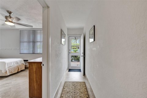 Condo in Hallandale Beach, Florida, 2 bedrooms  № 2050163 - photo 22