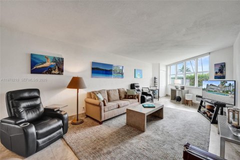 Condo in Hallandale Beach, Florida, 2 bedrooms  № 2050163 - photo 10