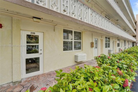 Condo in Hallandale Beach, Florida, 2 bedrooms  № 2050163 - photo 7
