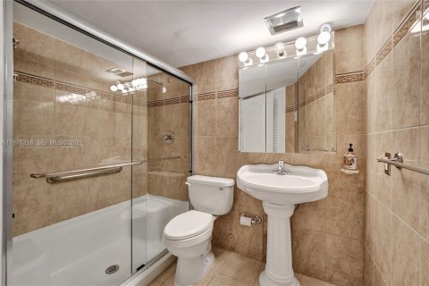 Condo in Hallandale Beach, Florida, 2 bedrooms  № 2050163 - photo 24