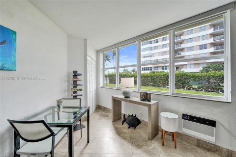 Condo in Hallandale Beach, Florida, 2 bedrooms  № 2050163 - photo 17