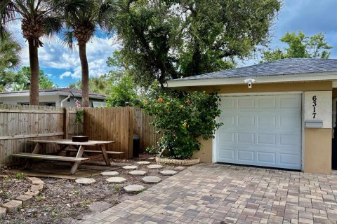 House in Saint Petersburg, Florida 2 bedrooms, 100.43 sq.m. № 1911103 - photo 3