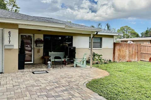 House in Saint Petersburg, Florida 2 bedrooms, 100.43 sq.m. № 1911103 - photo 4