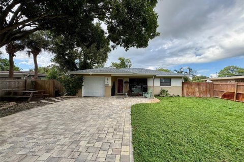 House in Saint Petersburg, Florida 2 bedrooms, 100.43 sq.m. № 1911103 - photo 1