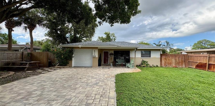 House in Saint Petersburg, Florida 2 bedrooms, 100.43 sq.m. № 1911103