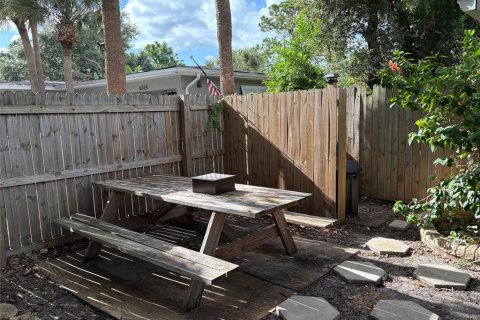 House in Saint Petersburg, Florida 2 bedrooms, 100.43 sq.m. № 1911103 - photo 5