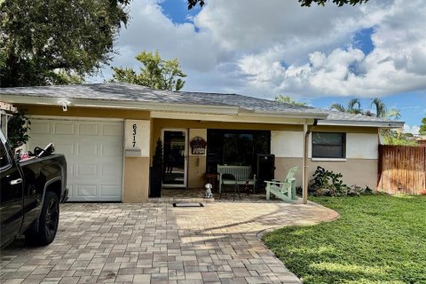 House in Saint Petersburg, Florida 2 bedrooms, 100.43 sq.m. № 1911103 - photo 2