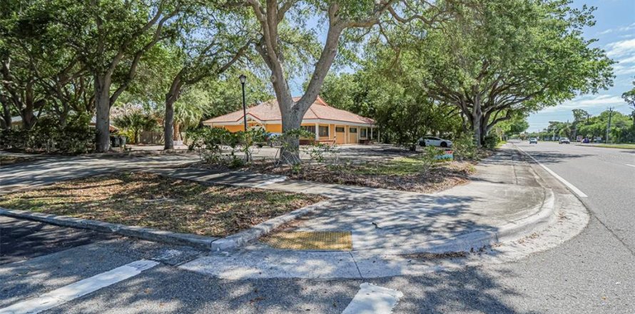 Immobilier commercial à Vero Beach, Floride 294.31 m2 № 2166346