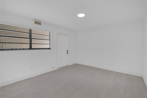 Apartamento en alquiler en Miami, Florida, 2 dormitorios, 62.89 m2 № 1991247 - foto 8