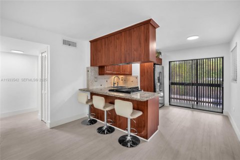 Apartamento en alquiler en Miami, Florida, 2 dormitorios, 62.89 m2 № 1991247 - foto 1