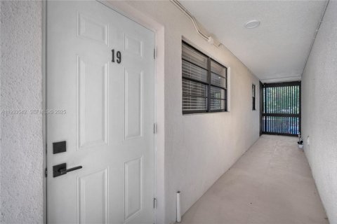Apartamento en alquiler en Miami, Florida, 2 dormitorios, 62.89 m2 № 1991247 - foto 2