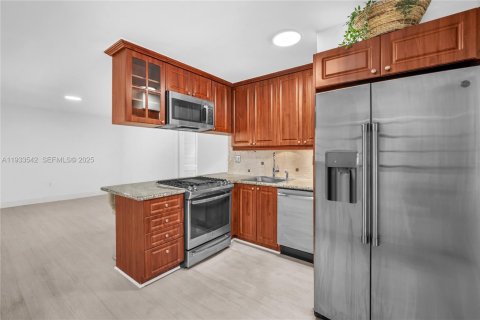 Apartamento en alquiler en Miami, Florida, 2 dormitorios, 62.89 m2 № 1991247 - foto 5