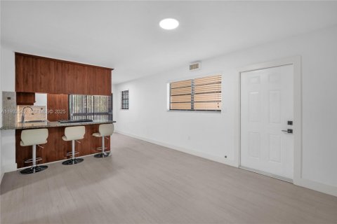 Apartamento en alquiler en Miami, Florida, 2 dormitorios, 62.89 m2 № 1991247 - foto 3