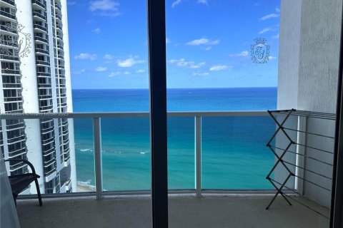 Condo in Sunny Isles Beach, Florida  № 1864974 - photo 2