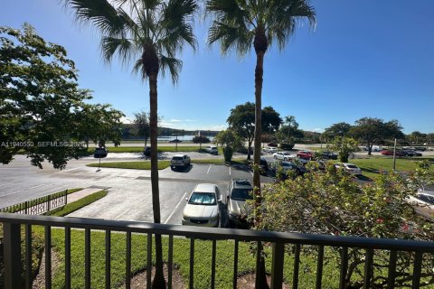 Снять в аренду кондоминиум в Пемброк-Пайнс, Флорида 2 спальни, 88.54м2, № 1998759 - фото 2