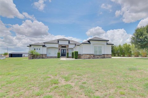 House in Dundee, Florida 5 bedrooms, 370.87 sq.m. № 1906645 - photo 1