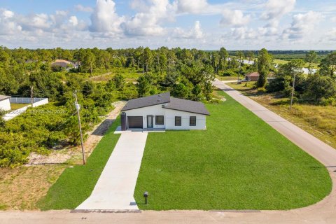 Casa en venta en Lehigh Acres, Florida, 3 dormitorios № 2278772 - foto 3