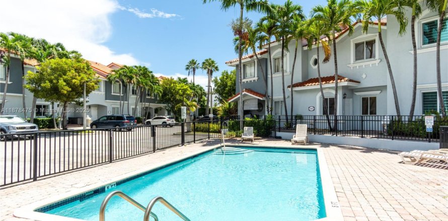 Adosado en North Miami, Florida 2 dormitorios, 110.09 m2 № 1927651