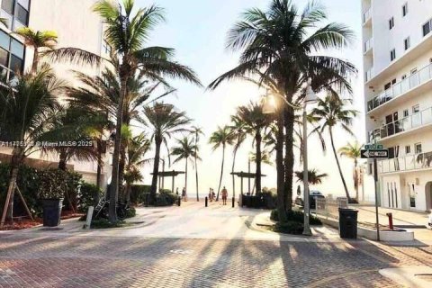 Купить кондоминиум в Холливуд, Флорида 1 спальня, 75.99м2, № 1980272 - фото 4